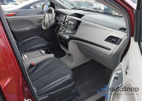 2014 Toyota Sienna Se 8 Passenger z USA, uszkodzony, nr VIN 5TDXK3DC4ES496777